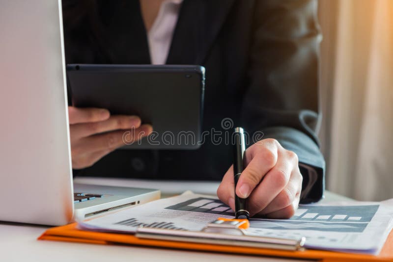 Bedrijfsdocumenten op bureau met laptop en smartphone stock foto Bedrijfsdocumenten op bureau met laptop en smartphone stock foto