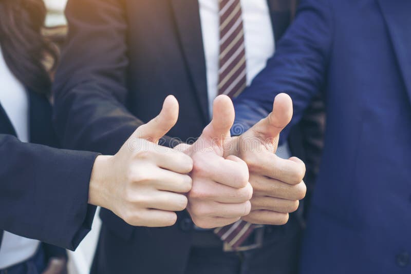 Bedrijfsgroepswerkpartners die omhoog Succesvolle Duim geven stock fotografie Bedrijfsgroepswerkpartners die omhoog Succesvolle Duim geven stock fotografie