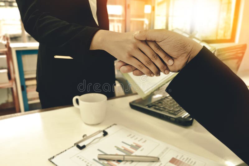 Bedrijfsman Handenschudden Bedrijfsvrouwen royalty-vrije stock afbeelding Bedrijfsman Handenschudden Bedrijfsvrouwen royalty-vrije stock afbeelding