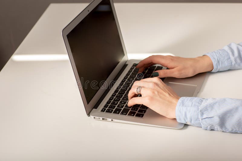 Bedrijfsmens of accountant die aan laptop computer met bedrijfsdocument werken stock afbeelding Bedrijfsmens of accountant die aan laptop computer met bedrijfsdocument werken stock afbeelding