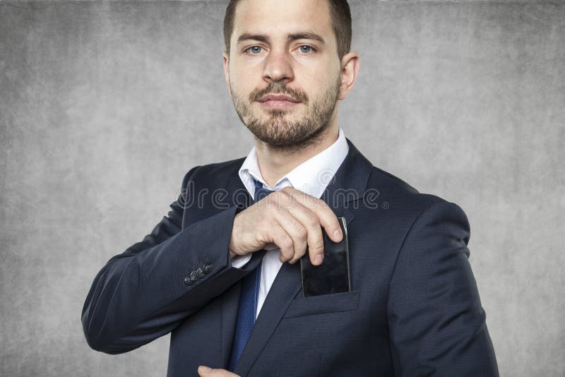 Bedrijfsmens die een telefoon verbergen stock afbeeldingen Bedrijfsmens die een telefoon verbergen stock afbeeldingen