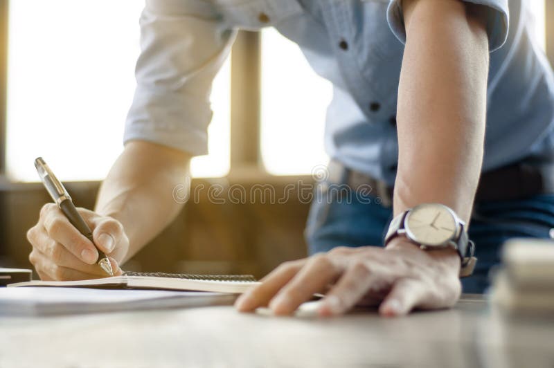 Bedrijfsmens die op kantoor met laptop en documenten werken royalty-vrije stock afbeelding Bedrijfsmens die op kantoor met laptop en documenten werken royalty-vrije stock afbeelding