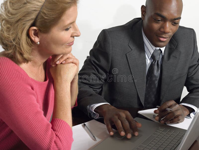 Bedrijfsmensen die aan Laptop bij Lijst werken royalty-vrije stock afbeelding Bedrijfsmensen die aan Laptop bij Lijst werken royalty-vrije stock afbeelding