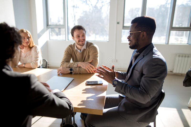 Bedrijfsmensen die aan marketing professionele Afrikaanse sprekerspresentatie luisteren stock foto Bedrijfsmensen die aan marketing professionele Afrikaanse sprekerspresentatie luisteren stock foto