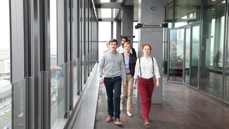 Bedrijfsmensen die in bureau lopen