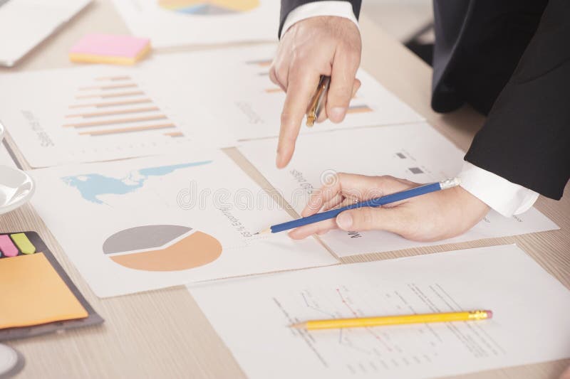 Bedrijfsmensen die in bureauwerkplaats samenkomen royalty-vrije stock afbeeldingen Bedrijfsmensen die in bureauwerkplaats samenkomen royalty-vrije stock afbeeldingen