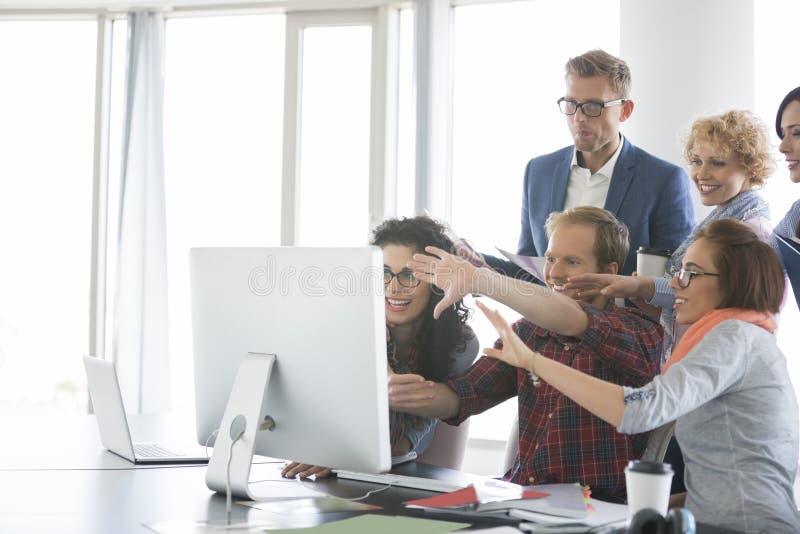 Bedrijfsmensen die computer in bureau met behulp van stock afbeeldingen Bedrijfsmensen die computer in bureau met behulp van stock afbeeldingen