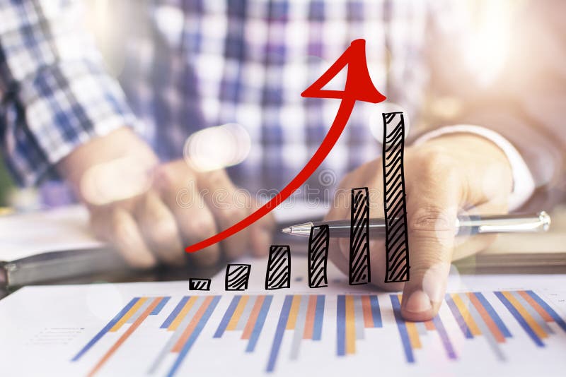 Bedrijfsmensen die de grafieken bespreken stock afbeeldingen Bedrijfsmensen die de grafieken bespreken stock afbeeldingen