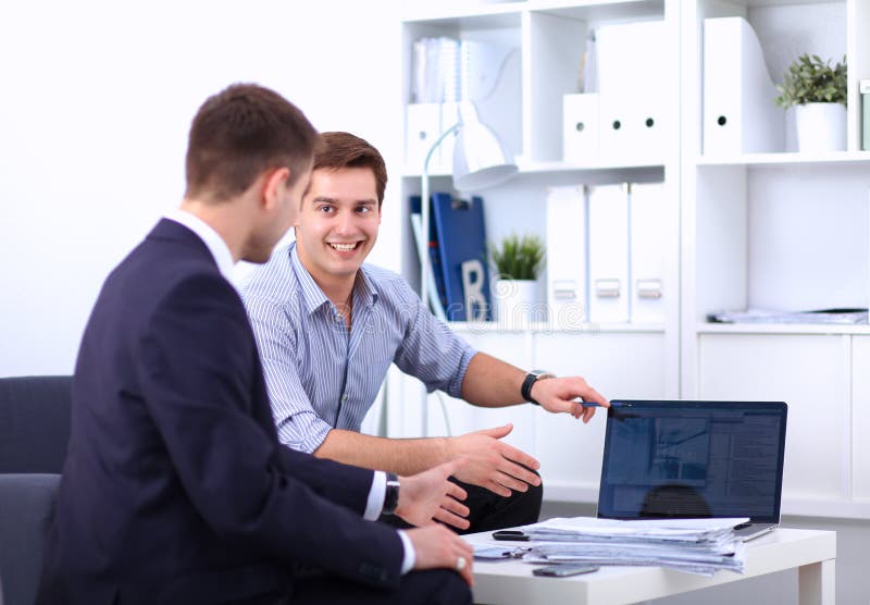 Bedrijfsmensen die en op vergadering, in bureau zitten bespreken stock afbeeldingen Bedrijfsmensen die en op vergadering, in bureau zitten bespreken stock afbeeldingen