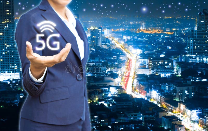 Bedrijfsmensen die 5g-radio op stad tonen bij de nachtachtergrond stock foto Bedrijfsmensen die 5g-radio op stad tonen bij de nachtachtergrond stock foto