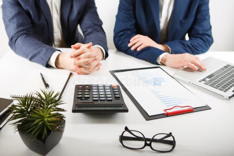 Bedrijfsmensen die grafieken en grafieken het tonen bespreken royalty-vrije stock afbeelding Bedrijfsmensen die grafieken en grafieken het tonen bespreken royalty-vrije stock afbeelding