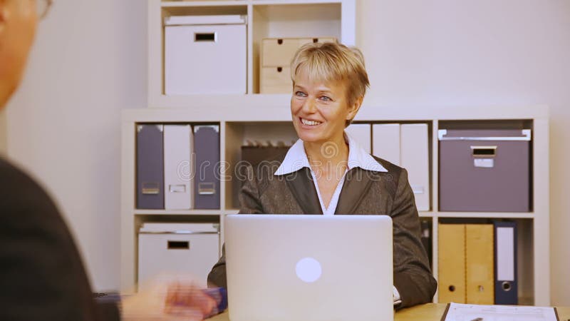 Bedrijfsmensen die handdruk in vergadering geven