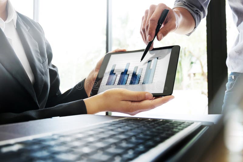 Bedrijfsmensen die het bespreken op digitale tablet met gegevensgrafiek ontmoeten stock foto's Bedrijfsmensen die het bespreken op digitale tablet met gegevensgrafiek ontmoeten stock foto's