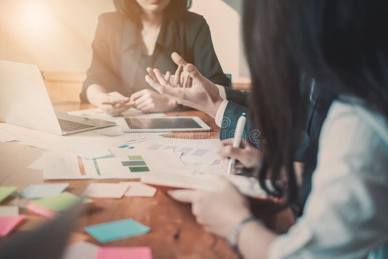 Bedrijfsmensen die het Concept van Ontwerpideeën ontmoeten Groep Investeerder royalty-vrije stock foto's Bedrijfsmensen die het Concept van Ontwerpideeën ontmoeten Groep Investeerder royalty-vrije stock foto's