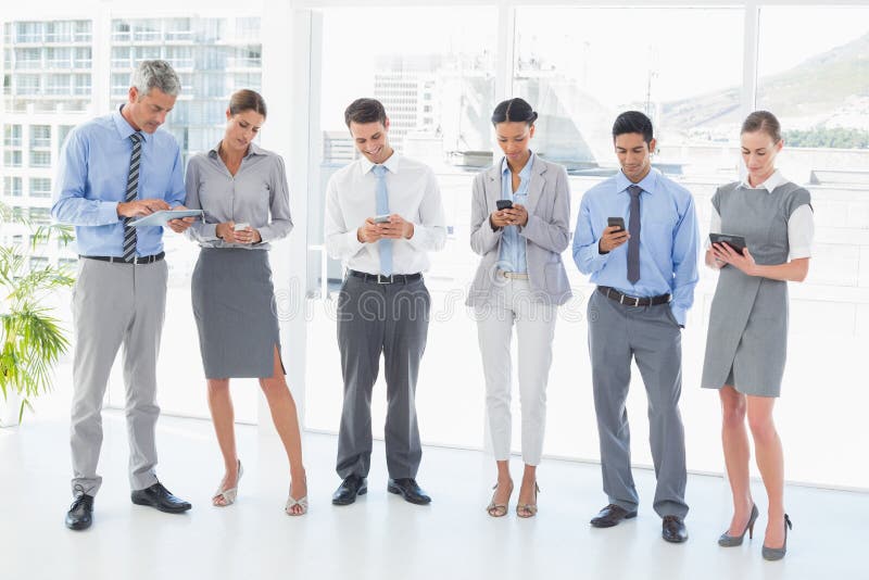 Bedrijfsmensen die hun telefoon met behulp van stock foto Bedrijfsmensen die hun telefoon met behulp van stock foto