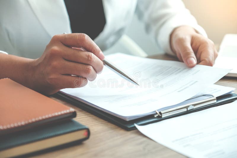 Bedrijfsmensen die Planningsstrategie ontmoeten die over businessplan spreken, voortgangsrapport voor het bedrijfswerk royalty-vrije stock afbeeldingen Bedrijfsmensen die Planningsstrategie ontmoeten die over businessplan spreken, voortgangsrapport voor het bedrijfswerk royalty-vrije stock afbeeldingen