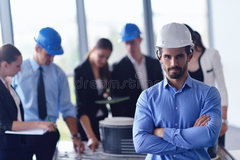 Bedrijfsmensen en ingenieurs op vergadering royalty-vrije stock afbeelding Bedrijfsmensen en ingenieurs op vergadering royalty-vrije stock afbeelding