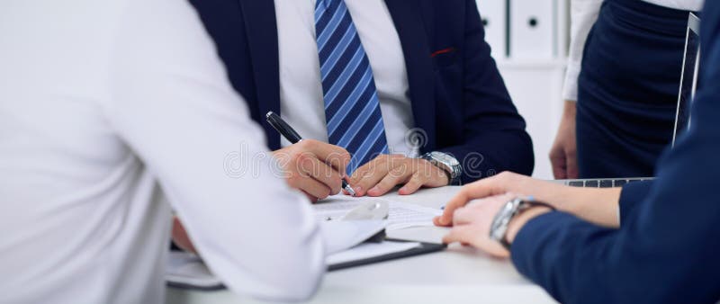 Bedrijfsmensen op een vergadering in het bureau Nadruk op de chef- mens terwijl het ondertekenen van contract of financiële docum stock foto Bedrijfsmensen op een vergadering in het bureau Nadruk op de chef- mens terwijl het ondertekenen van contract of financiële docum stock foto