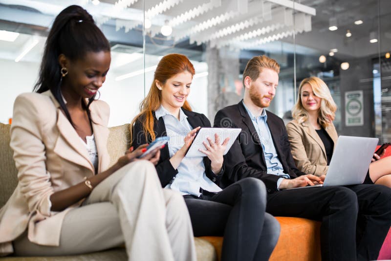 Bedrijfsmensengesprek Dichtbije technologie stock afbeeldingen Bedrijfsmensengesprek Dichtbije technologie stock afbeeldingen