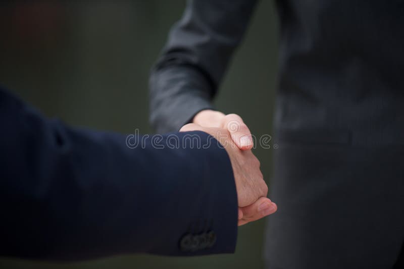 Bedrijfsmensenhanddruk die vertrouwen en groepswerk tonen royalty-vrije stock afbeelding Bedrijfsmensenhanddruk die vertrouwen en groepswerk tonen royalty-vrije stock afbeelding