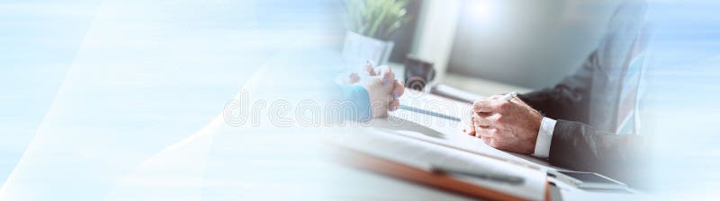 Bedrijfsonderhandeling tussen onderneemster en zakenman, lichteffect Panoramische banner royalty-vrije stock fotografie Bedrijfsonderhandeling tussen onderneemster en zakenman, lichteffect Panoramische banner royalty-vrije stock fotografie