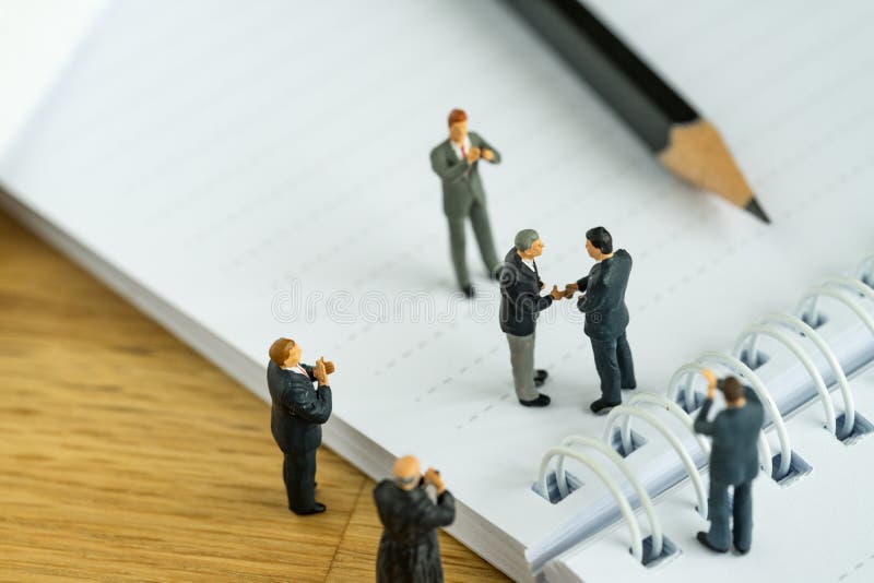Bedrijfsovereenkomstenconcept als miniatuurhanden van mensenzakenlieden royalty-vrije stock foto Bedrijfsovereenkomstenconcept als miniatuurhanden van mensenzakenlieden royalty-vrije stock foto