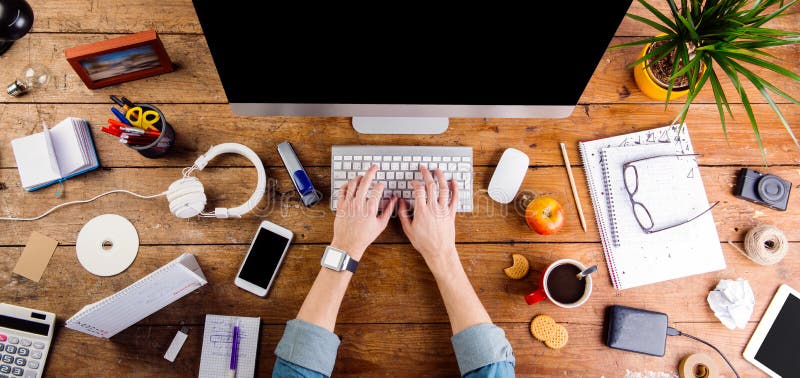 Bedrijfspersoon die bij bureau werken die slim horloge dragen stock fotografie Bedrijfspersoon die bij bureau werken die slim horloge dragen stock fotografie
