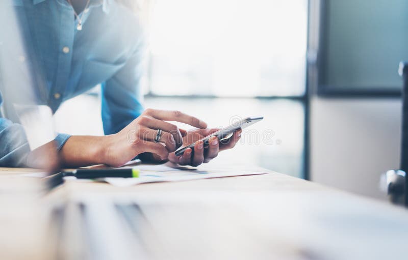 Bedrijfsprocesfoto Rekeningsmanager die mobiele telefoon met behulp van Het typende eigentijdse smartphonescherm horizontaal film stock afbeeldingen Bedrijfsprocesfoto Rekeningsmanager die mobiele telefoon met behulp van Het typende eigentijdse smartphonescherm horizontaal film stock afbeeldingen