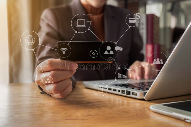 Bedrijfsteambrainstorming, planningsstrategie met een discussie Analyse-investering voor onderzoek met een overzicht op kantoor royalty-vrije stock fotografie Bedrijfsteambrainstorming, planningsstrategie met een discussie Analyse-investering voor onderzoek met een overzicht op kantoor royalty-vrije stock fotografie