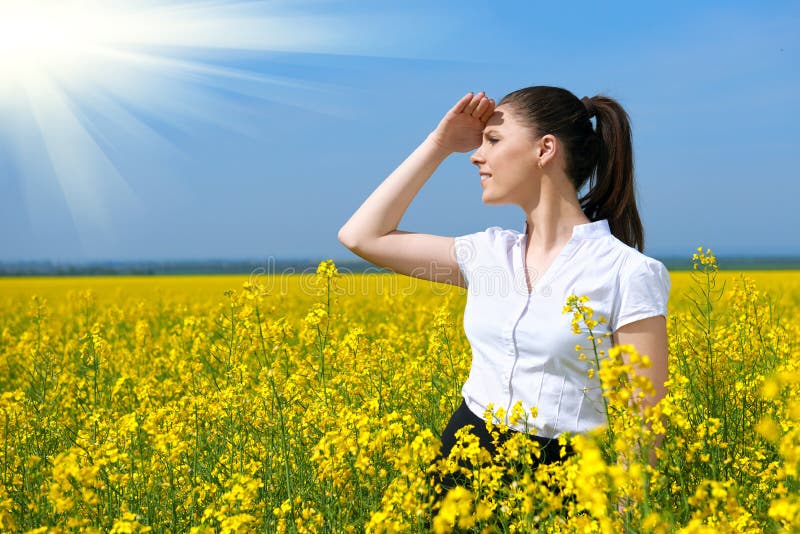 Bedrijfsvrouw die de Afstand onderzoeken Jong meisje op geel bloemgebied Mooi de lentelandschap, heldere zonnige dag, rapesee royalty-vrije stock afbeeldingen Bedrijfsvrouw die de Afstand onderzoeken Jong meisje op geel bloemgebied Mooi de lentelandschap, heldere zonnige dag, rapesee royalty-vrije stock afbeeldingen
