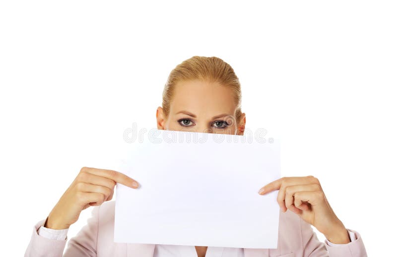 Bedrijfsvrouw die mond en neus behandelen met leeg document blad stock foto's Bedrijfsvrouw die mond en neus behandelen met leeg document blad stock foto's
