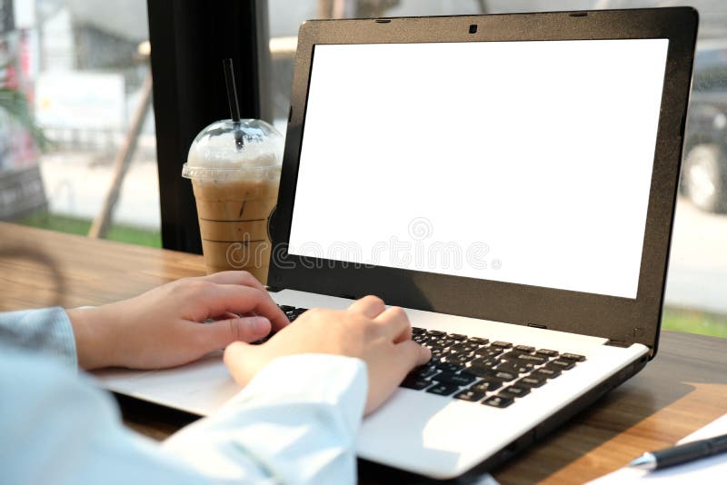 Bedrijfsvrouw gebruikte laptop om aan houten lijst, verse koffie te werken royalty-vrije stock foto's Bedrijfsvrouw gebruikte laptop om aan houten lijst, verse koffie te werken royalty-vrije stock foto's