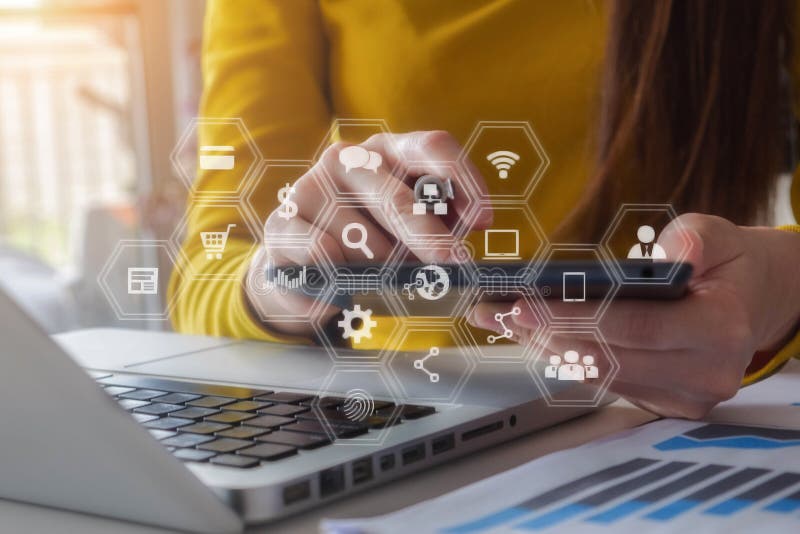 Bedrijfsvrouw of Ontwerper die tablet met laptop en document op bureau in modern bureau gebruiken stock foto's Bedrijfsvrouw of Ontwerper die tablet met laptop en document op bureau in modern bureau gebruiken stock foto's