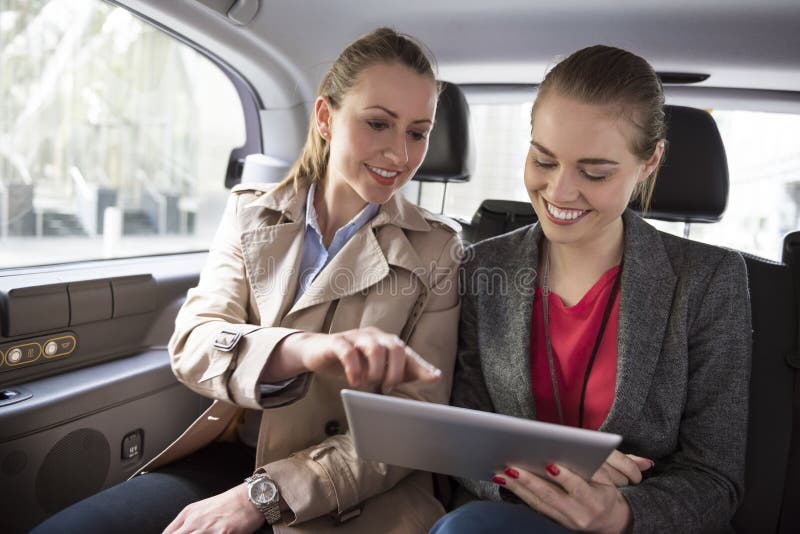 Bedrijfsvrouwen in taxi stock foto's Bedrijfsvrouwen in taxi stock foto's