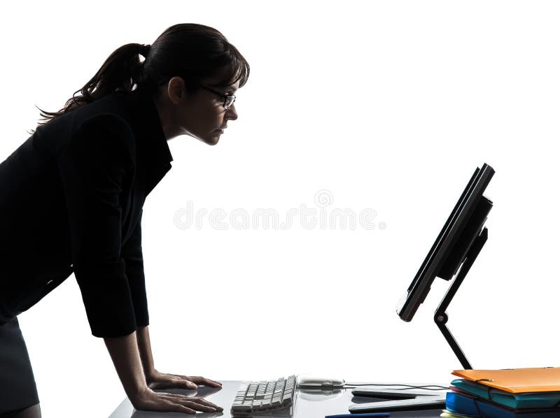 Bedrijfsvrouwencomputer ernstige gegevensverwerking stock foto's Bedrijfsvrouwencomputer ernstige gegevensverwerking stock foto's