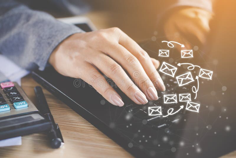 Bedrijfsvrouwenhand die aan computerlaptop werken die e-mail verzenden stock fotografie Bedrijfsvrouwenhand die aan computerlaptop werken die e-mail verzenden stock fotografie