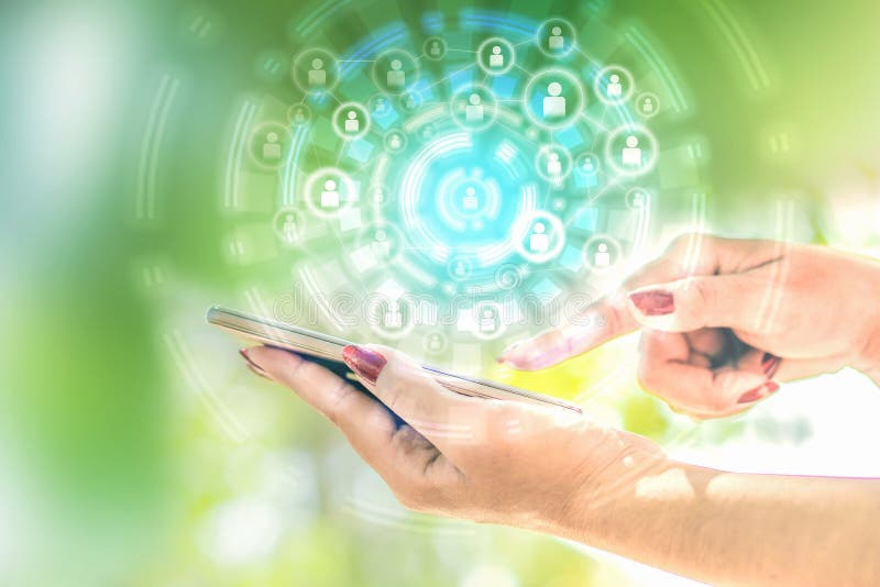 Bedrijfsvrouwenhand die slimme telefoon met sociaal verbindingspictogram houden, technologie met groepswerkconcept royalty-vrije stock afbeelding Bedrijfsvrouwenhand die slimme telefoon met sociaal verbindingspictogram houden, technologie met groepswerkconcept royalty-vrije stock afbeelding