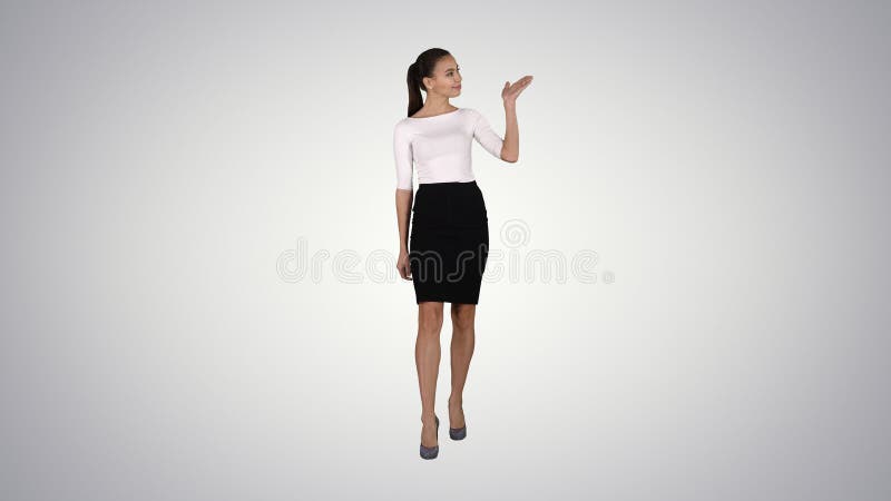 Bedrijfsvrouwenpresentator die en product of tekst op gradiëntachtergrond spreken tonen royalty-vrije stock foto Bedrijfsvrouwenpresentator die en product of tekst op gradiëntachtergrond spreken tonen royalty-vrije stock foto