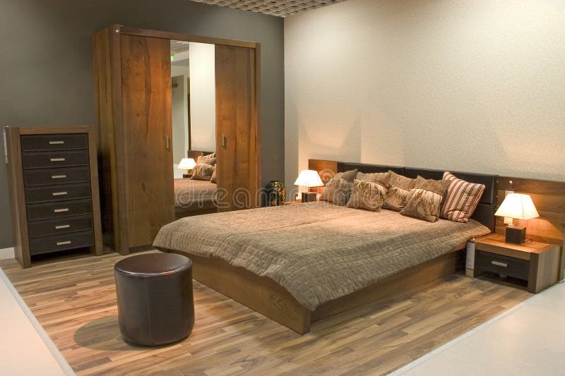 Warme-Schlafzimmer mit Kleiderschrank und großes Bett mit Kissen und Rosen Blätter.