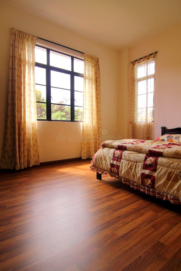 Dormitorio madera dura  de madera el piso a ventanas cortina.
