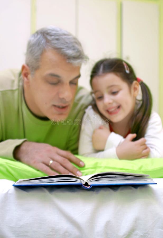 Contento lettura momento di dormire storia sul il suo dolce poco.