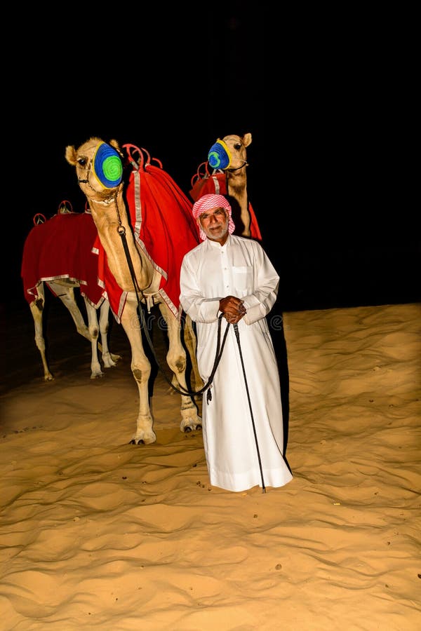 Download Beduino Che Sta Davanti Al Suo Cammello Nel Deserto Arabo Immagine Stock Editoriale - Immagine di paesaggio, animale: 56890444