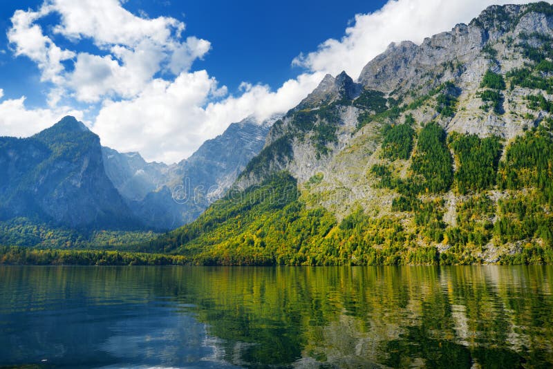 Bedöva djupt - gräsplanvatten av Konigssee som är bekant som djupast Tyskland` s och mest ren sjö som lokaliseras i den extrema s arkivfoton Bedöva djupt - gräsplanvatten av Konigssee som är bekant som djupast Tyskland` s och mest ren sjö som lokaliseras i den extrema s arkivfoton