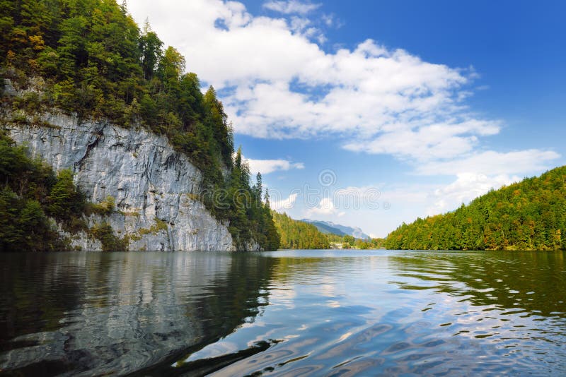 Bedöva djupt - gräsplanvatten av Konigssee som är bekant som djupast Tyskland` s och mest ren sjö som lokaliseras i den extrema s arkivbilder Bedöva djupt - gräsplanvatten av Konigssee som är bekant som djupast Tyskland` s och mest ren sjö som lokaliseras i den extrema s arkivbilder