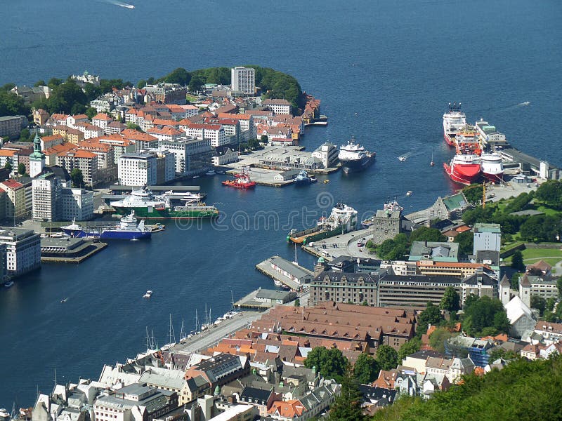 Bedöva flyg- sikt av Bergen& x27; s-hamn och centret av Bergen, Norge royaltyfri foto Bedöva flyg- sikt av Bergen& x27; s-hamn och centret av Bergen, Norge royaltyfri foto