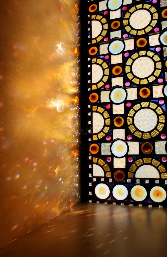 Bedöva hantverk i målat glassfönster med solljus som igenom strömmar, domkyrkabasilika, St Louis, 2019 royaltyfri foto Bedöva hantverk i målat glassfönster med solljus som igenom strömmar, domkyrkabasilika, St Louis, 2019 royaltyfri foto