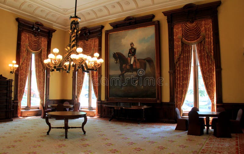 Bedöva inre, med stycken av möblemang, stående och skurkrollljuskronor, balsal, Canfield kasino, Saratoga Springs, NY, 2016 royaltyfri fotografi Bedöva inre, med stycken av möblemang, stående och skurkrollljuskronor, balsal, Canfield kasino, Saratoga Springs, NY, 2016 royaltyfri fotografi