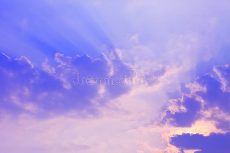 Bedöva ljusa sken för sol till och med molnet i en ljus blå himmel royaltyfri fotografi Bedöva ljusa sken för sol till och med molnet i en ljus blå himmel royaltyfri fotografi