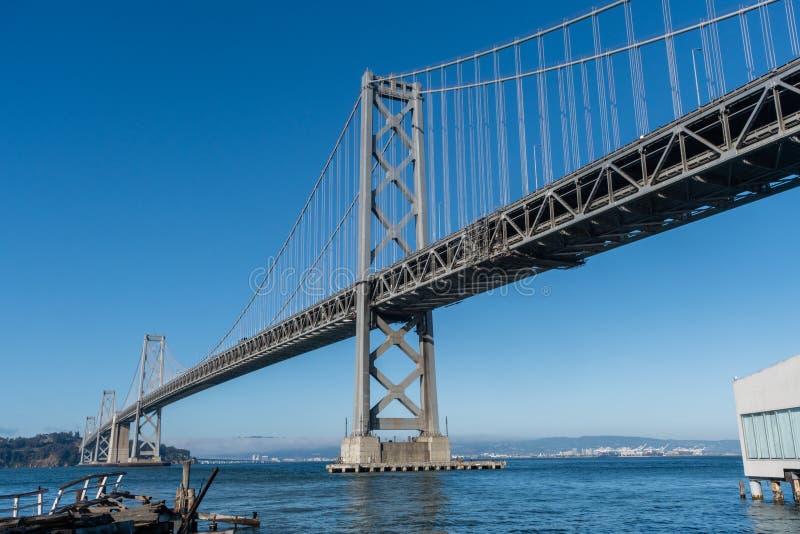 Bedöva panorama- fjärdbroutsikt i San Francisco på skymning fotografering för bildbyråer Bedöva panorama- fjärdbroutsikt i San Francisco på skymning fotografering för bildbyråer