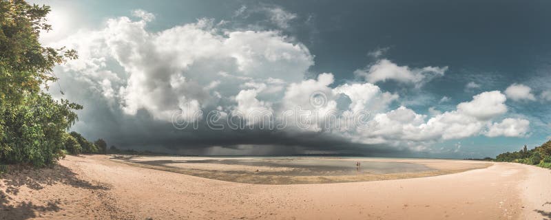 Bedöva paradis sätta på land panorama av par som går på stranden, medan en enorm storm är kommande övre, Neil Island, Andaman, In arkivfoton Bedöva paradis sätta på land panorama av par som går på stranden, medan en enorm storm är kommande övre, Neil Island, Andaman, In arkivfoton